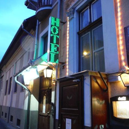 Illes Hotel セゲド エクステリア 写真