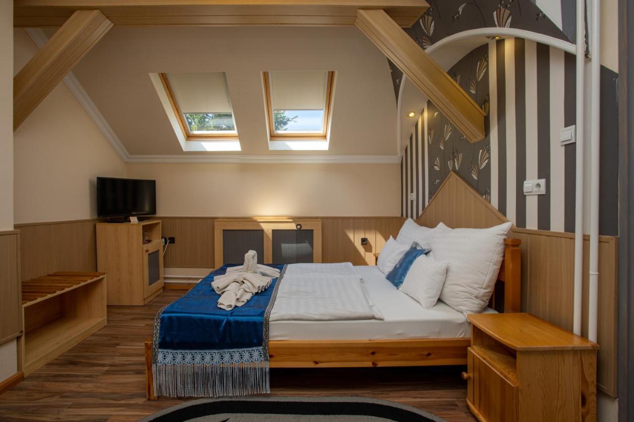 Illes Hotel セゲド エクステリア 写真