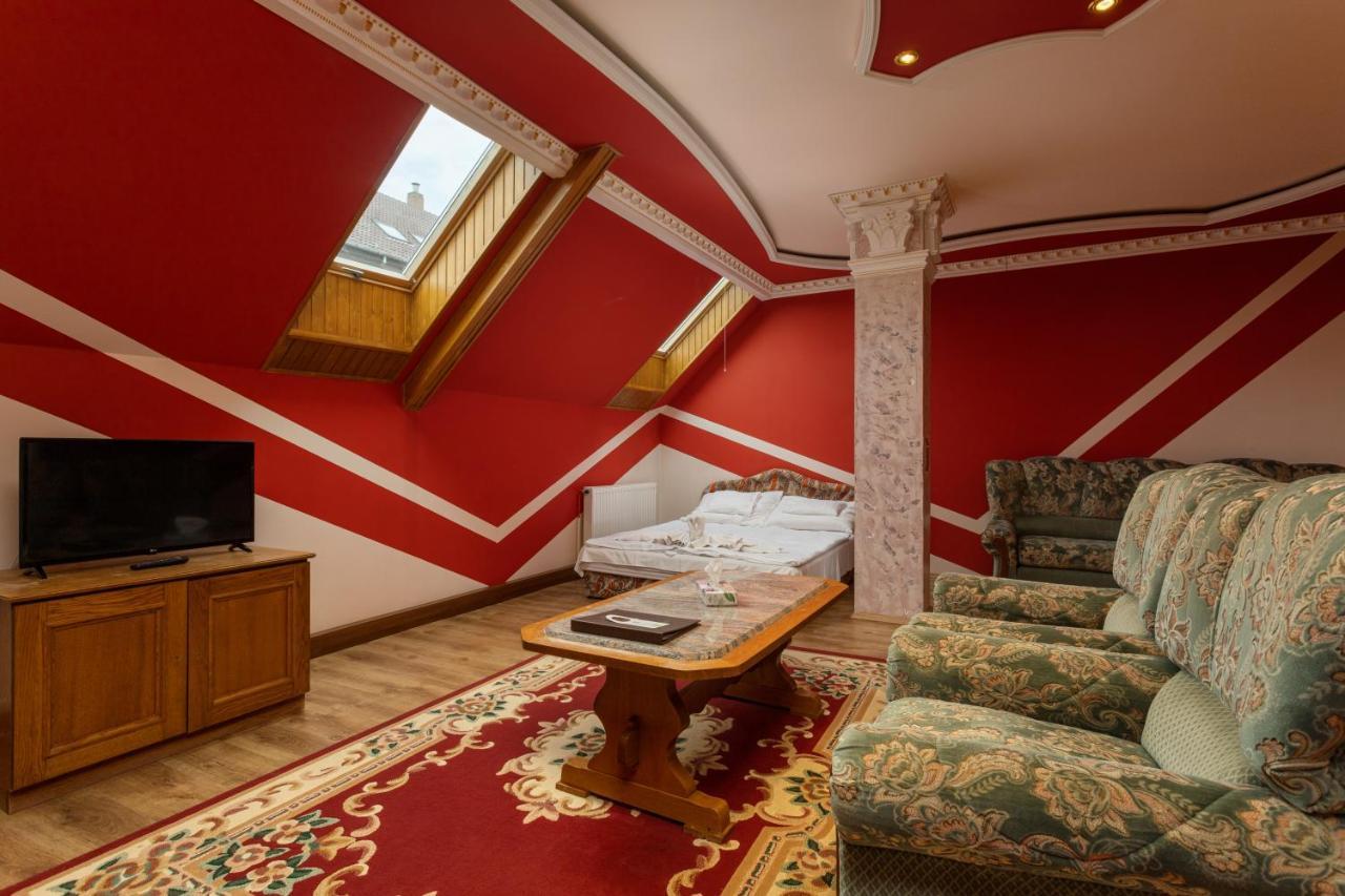 Illes Hotel セゲド エクステリア 写真