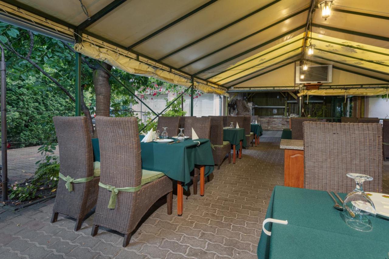 Illes Hotel セゲド エクステリア 写真