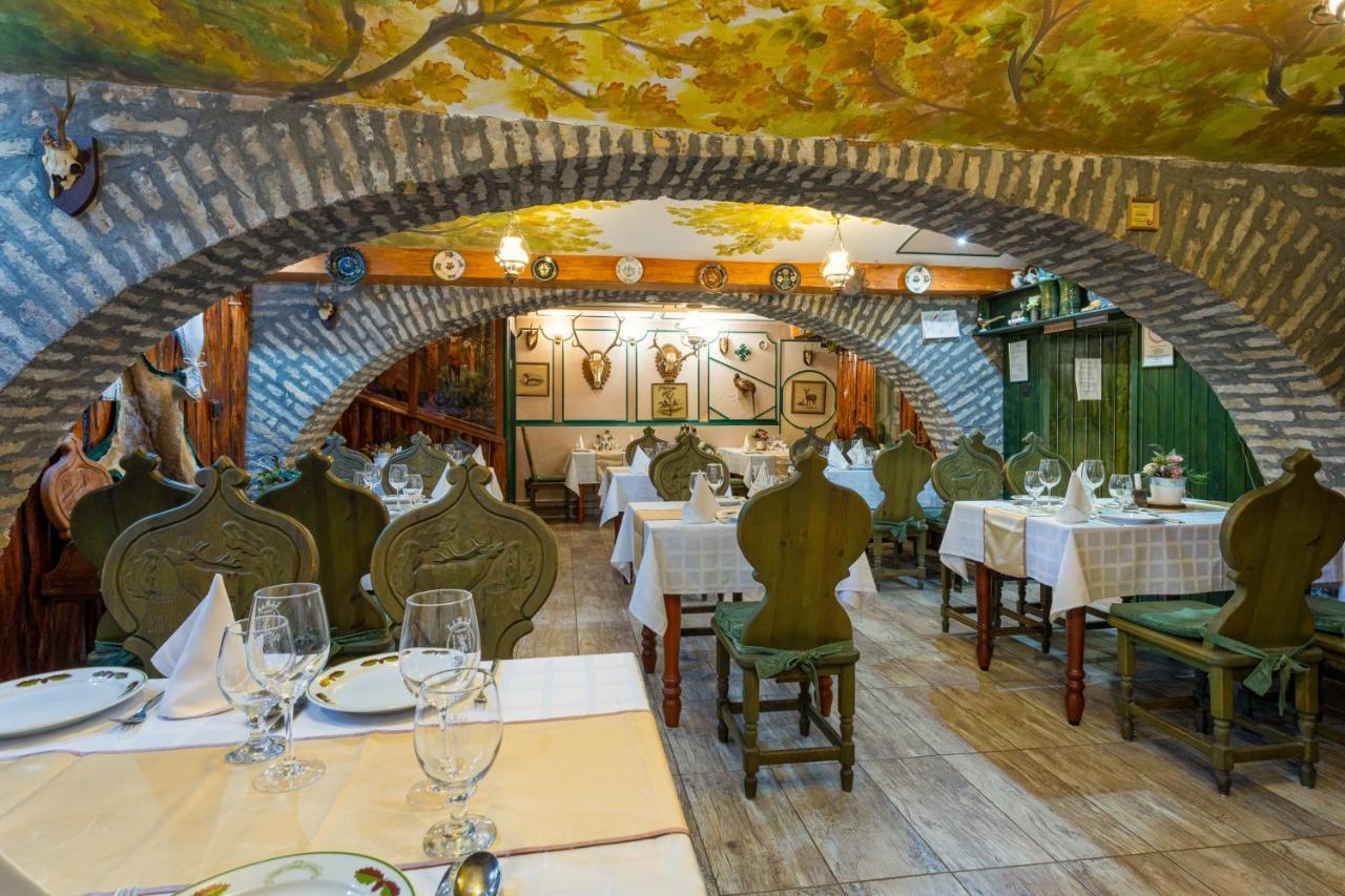 Illes Hotel セゲド エクステリア 写真