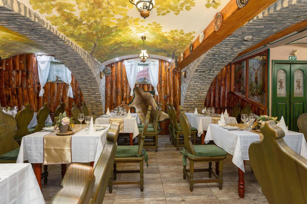 Illes Hotel セゲド エクステリア 写真