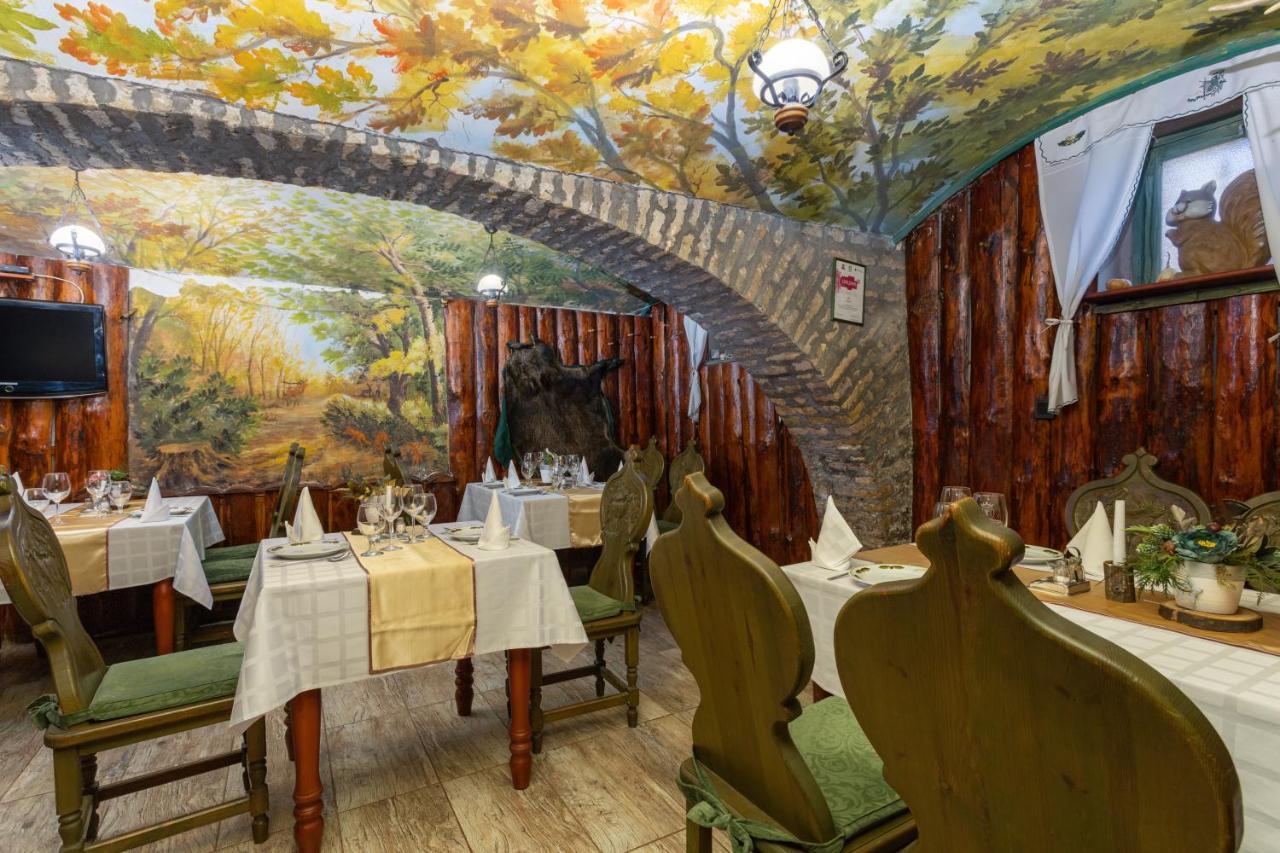 Illes Hotel セゲド エクステリア 写真