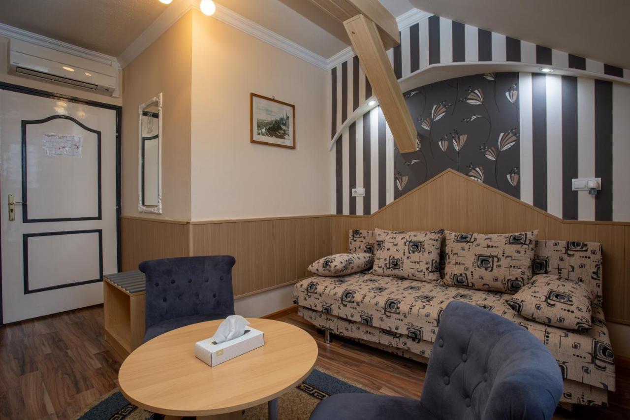 Illes Hotel セゲド エクステリア 写真