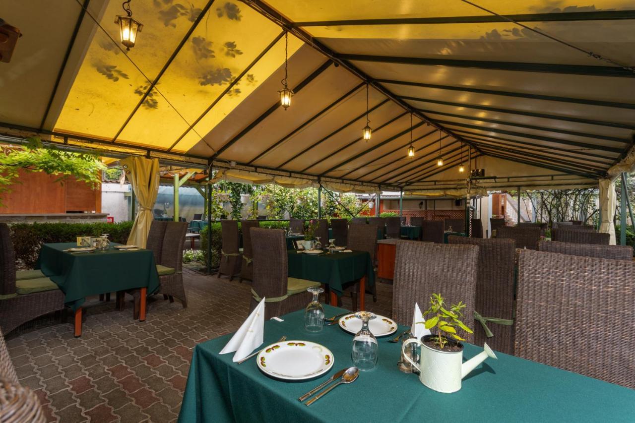 Illes Hotel セゲド エクステリア 写真