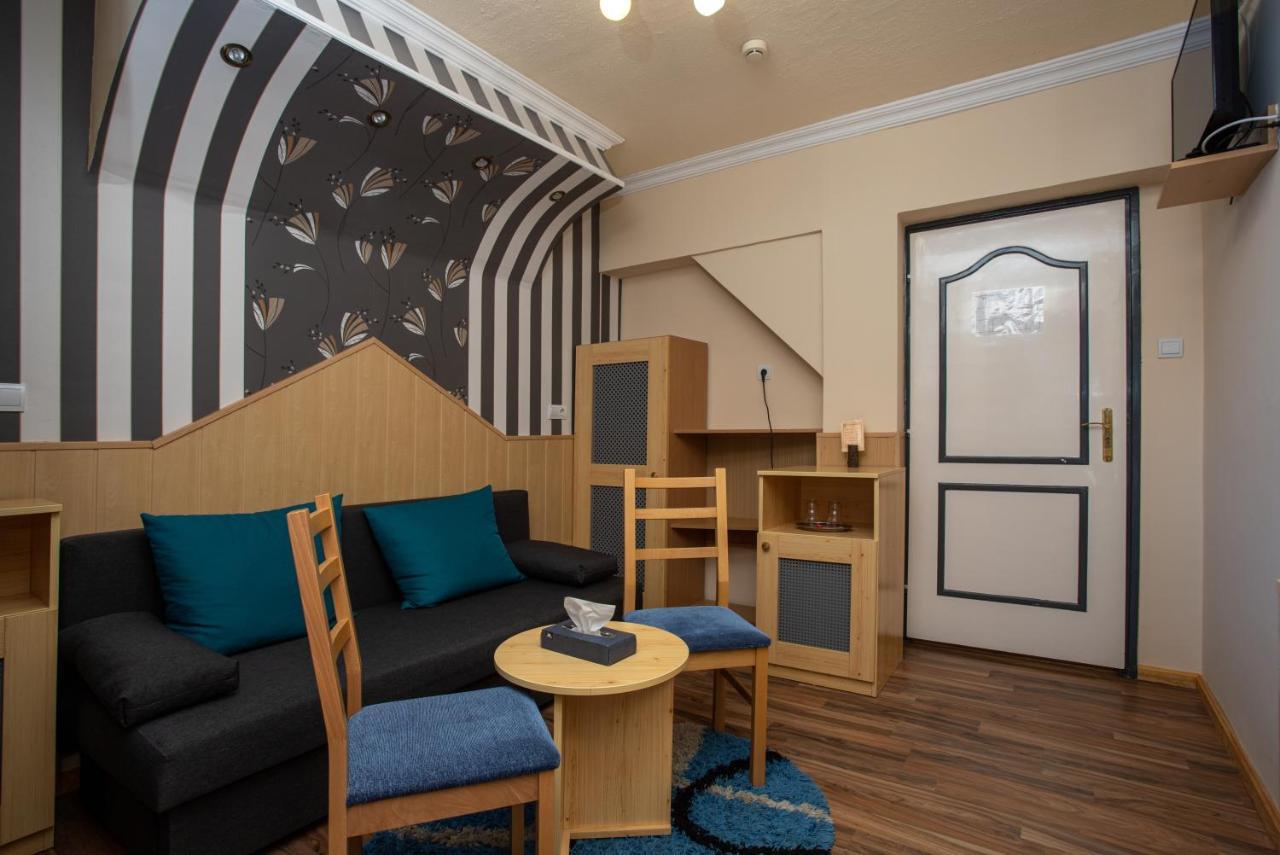 Illes Hotel セゲド エクステリア 写真