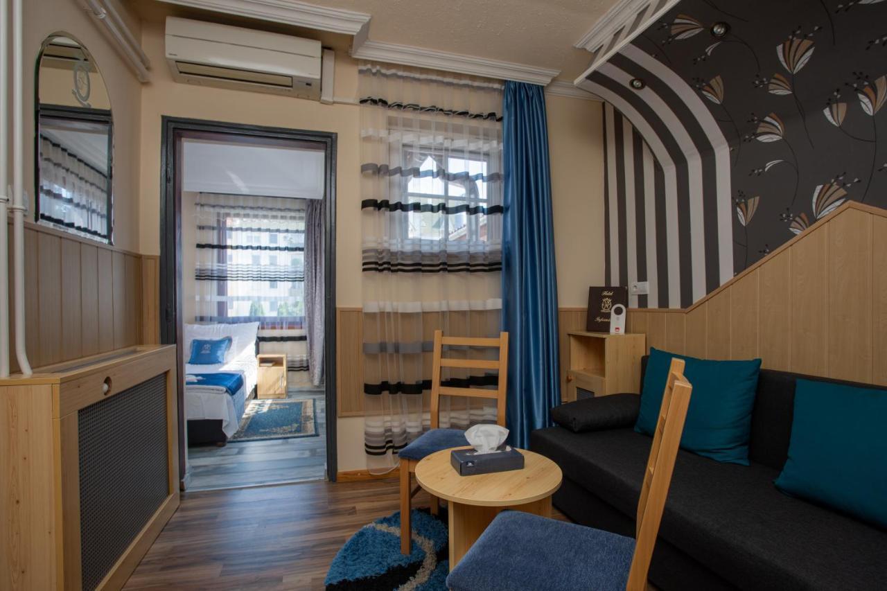 Illes Hotel セゲド エクステリア 写真