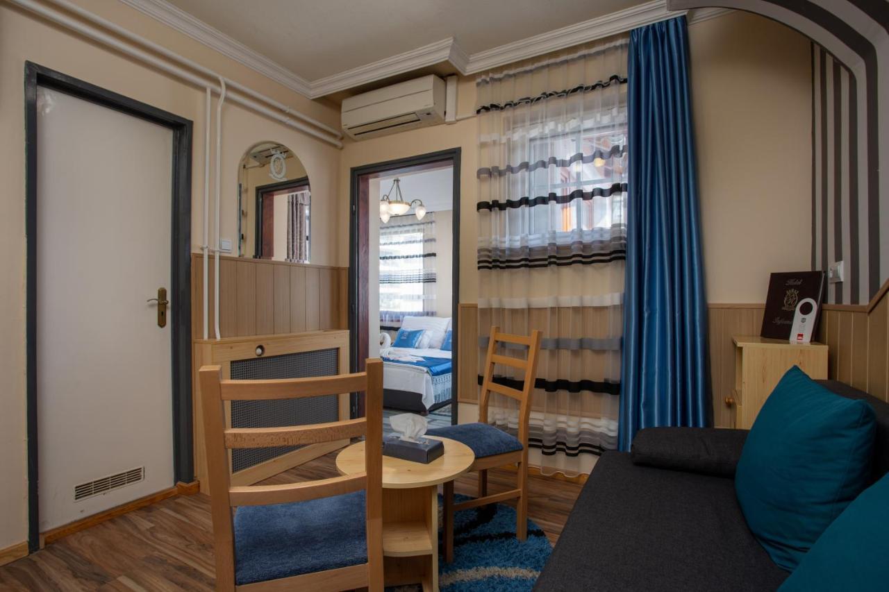 Illes Hotel セゲド エクステリア 写真