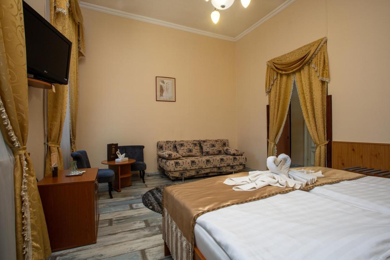 Illes Hotel セゲド エクステリア 写真