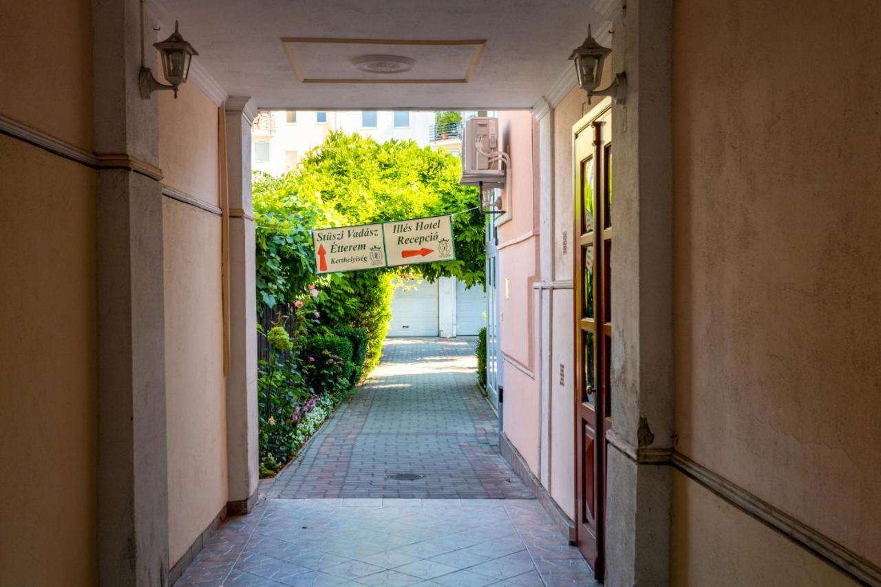 Illes Hotel セゲド エクステリア 写真