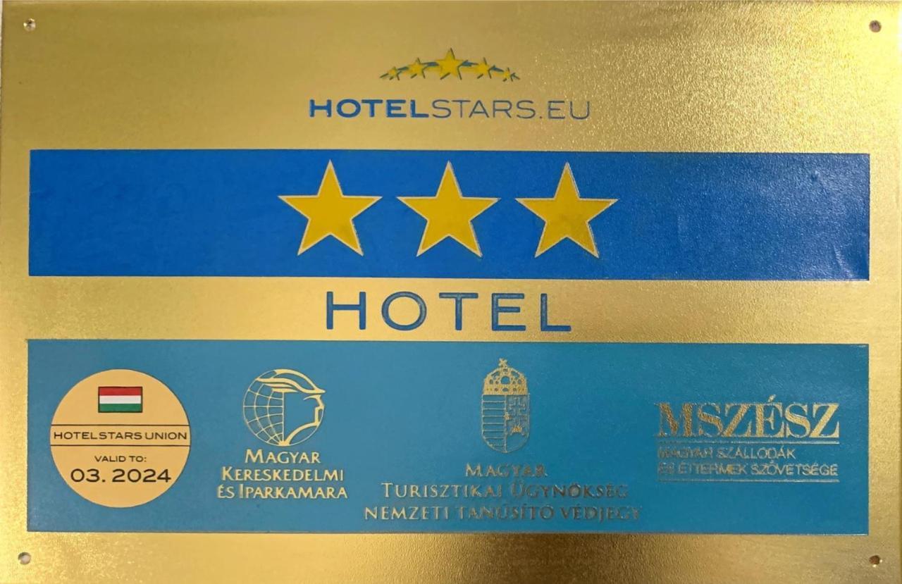 Illes Hotel セゲド エクステリア 写真