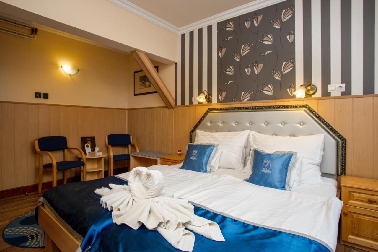 Illes Hotel セゲド エクステリア 写真