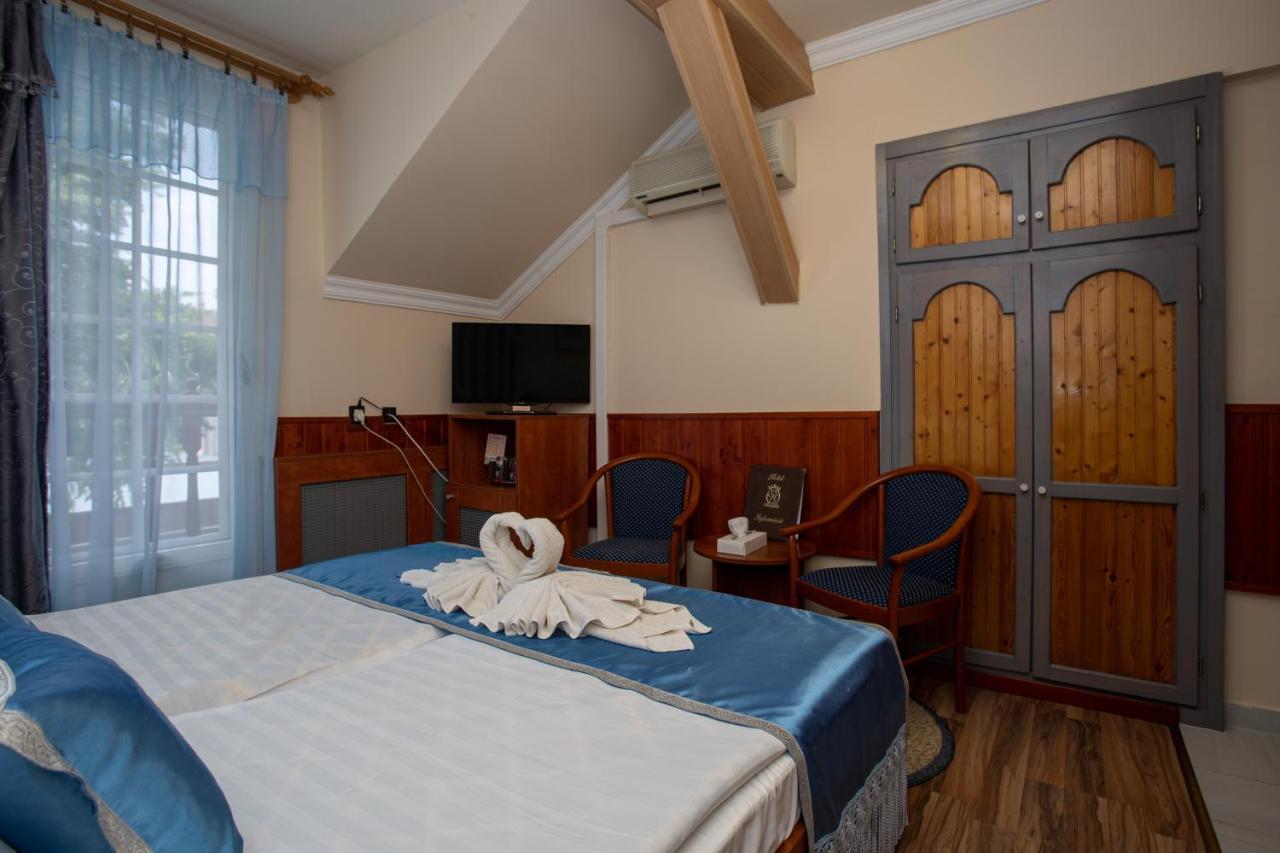 Illes Hotel セゲド エクステリア 写真