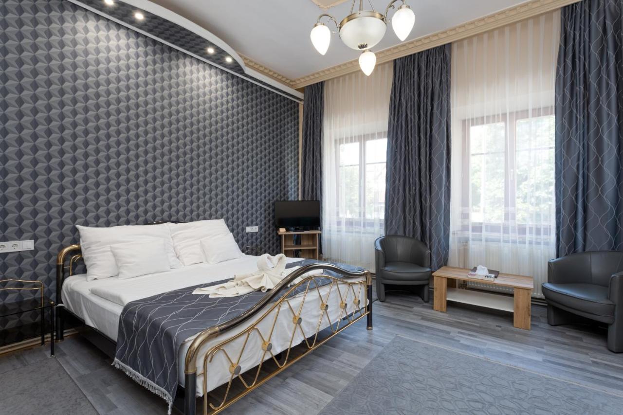 Illes Hotel セゲド エクステリア 写真