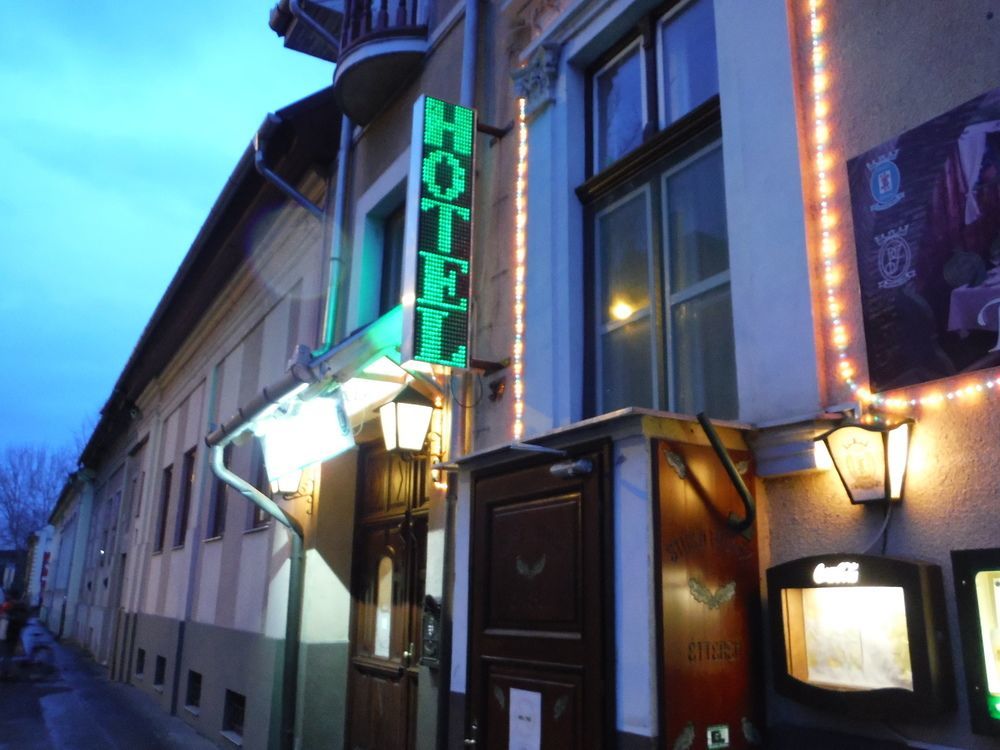 Illes Hotel セゲド エクステリア 写真